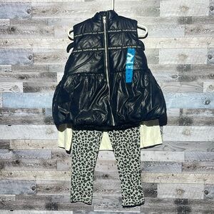 NWT!Calvin Klein Jeans 3 pcs. Set
Black/White Leopard Print. Size 4T